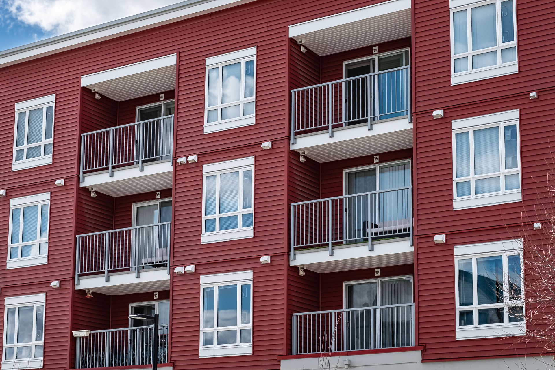 Nuevo y moderno bloque de viviendas, apartamentos residenciales con balcones, edificios exteriores, complejo de viviendas.