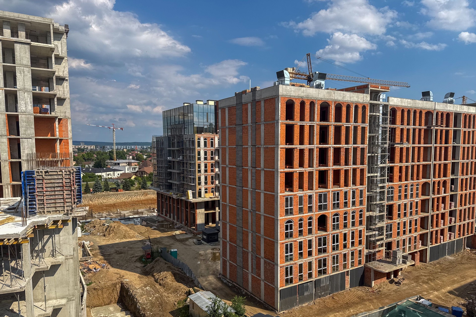 El sitio de construcción muestra múltiples edificios de gran altura en varias etapas de desarrollo
