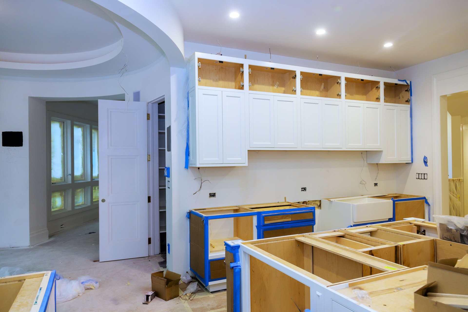 Renovación moderna de la cocina en curso con instalación de gabinetes y diseño de distribución abierta